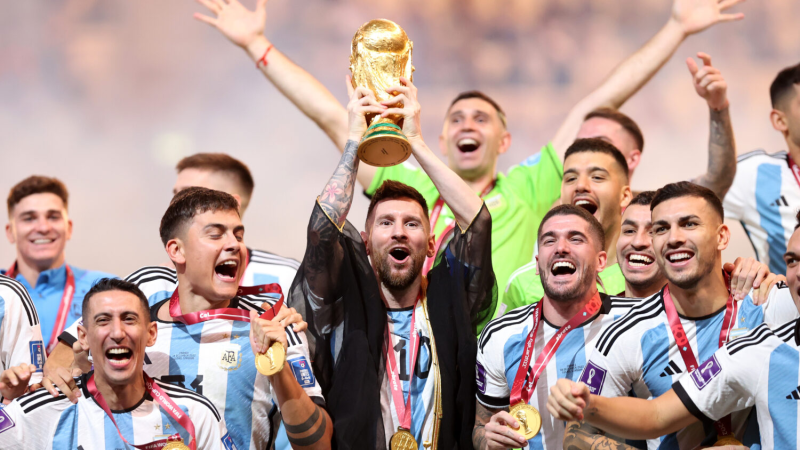 Messi và đồng đội cùng nâng cao chiếc cúp vàng danh giá 